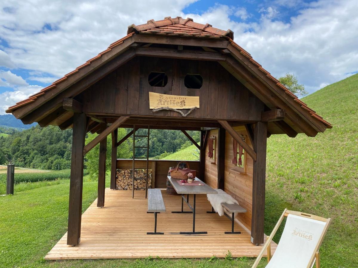 Villa Wooden Hut At Tourist Farm Artisek Store Exterior foto