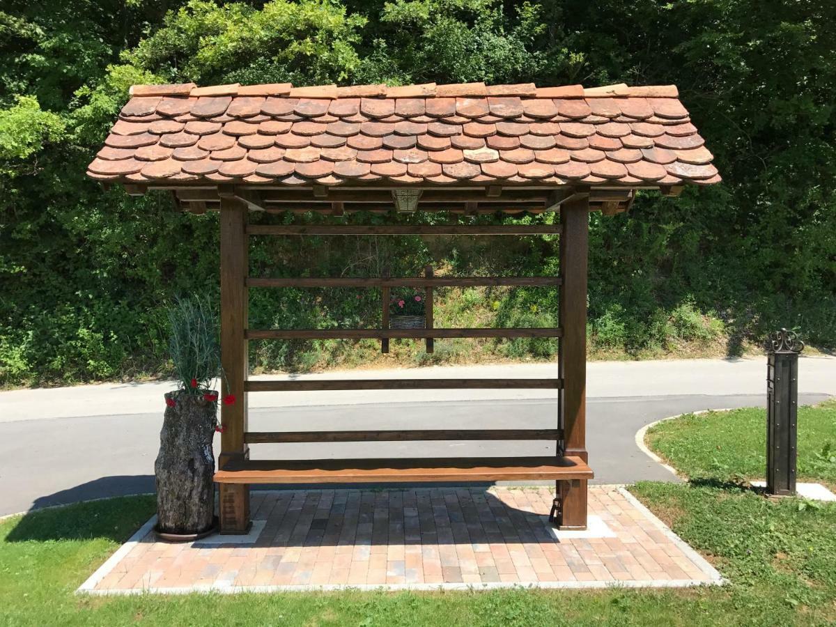 Villa Wooden Hut At Tourist Farm Artisek Store Exterior foto